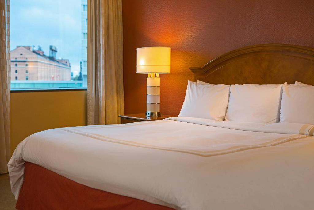 Baltimore Marriott Inner Harbor at Camden Yards - King Room With Sofa Bed