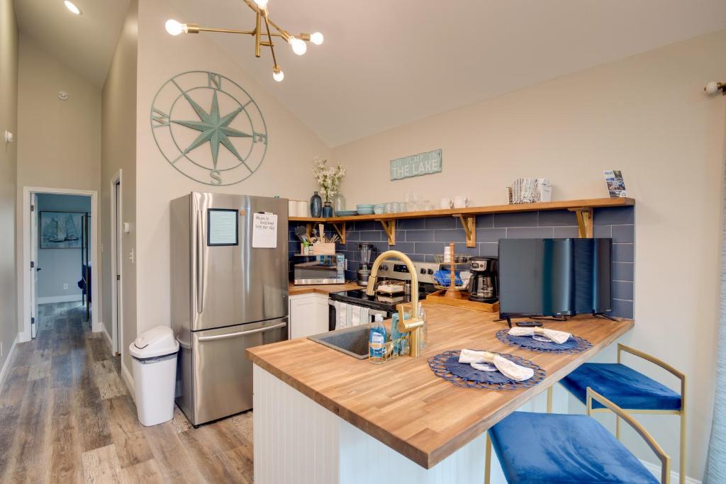 Η κουζίνα ή μικρή κουζίνα στο Shared Boat Dock Lake Guntersville Hideaway!