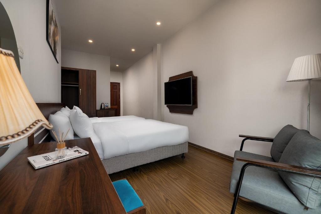 Astoria Hotel - St Joseph Cathedral Hanoi - 8