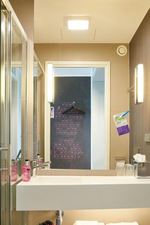 Moxy Frankfurt Airport - Resim 30