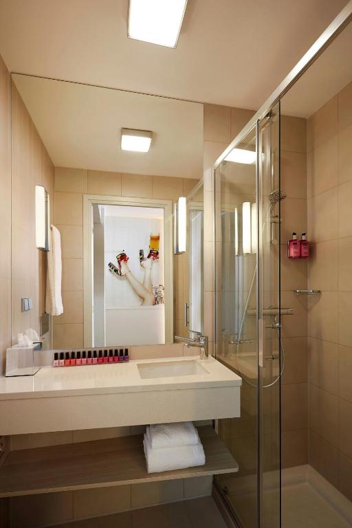 Moxy Frankfurt Airport - Resim 31