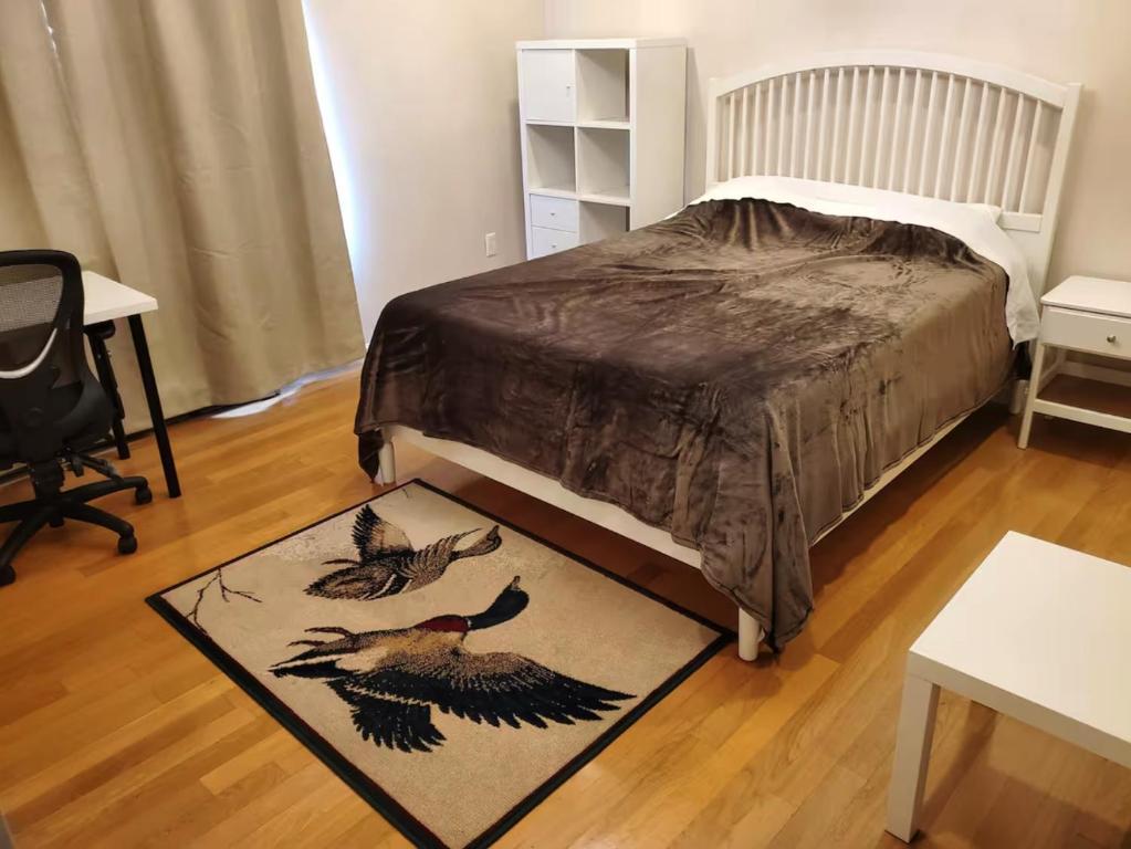 Gambar di galeri bagi Queen Bed with Work Station 1st Floor di Burlington