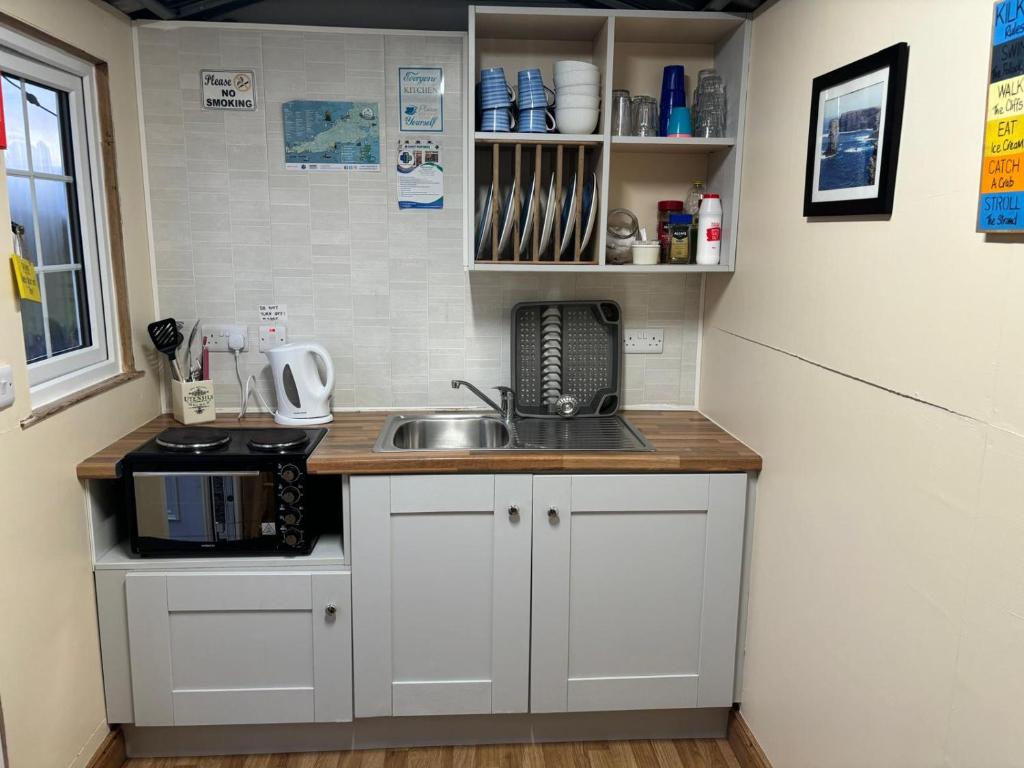Cucina o angolo cottura di Emlagh, Self Catering Glamping Pods