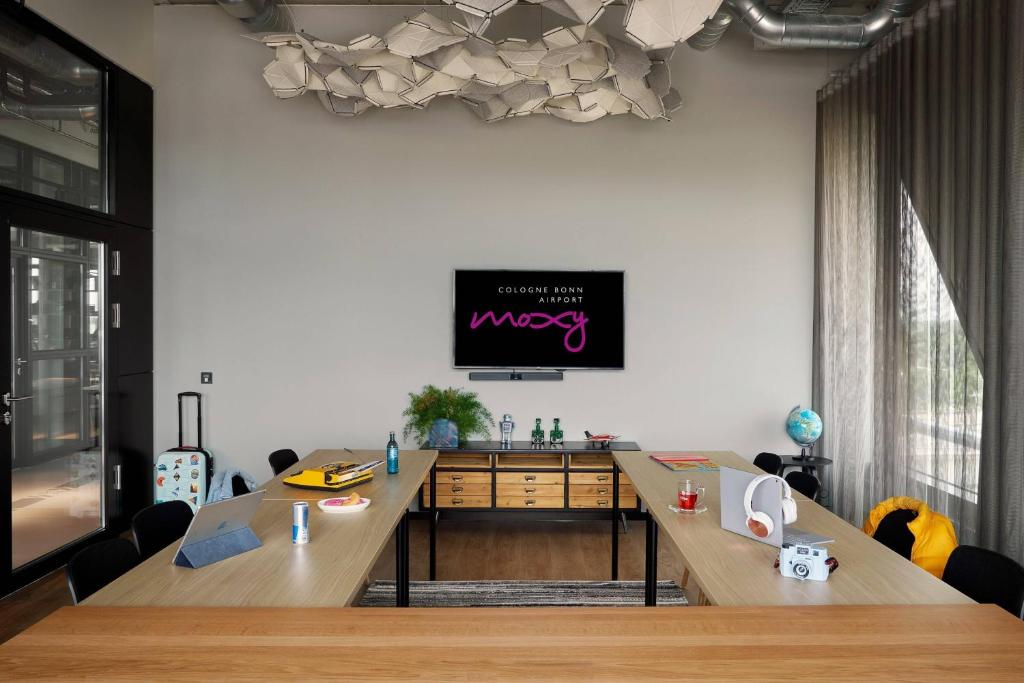 Moxy Cologne Bonn Airport - Resim 41