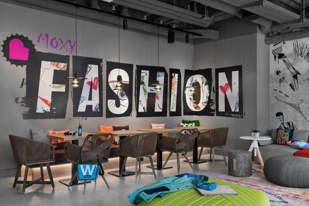 Moxy Duesseldorf City - Resim 42