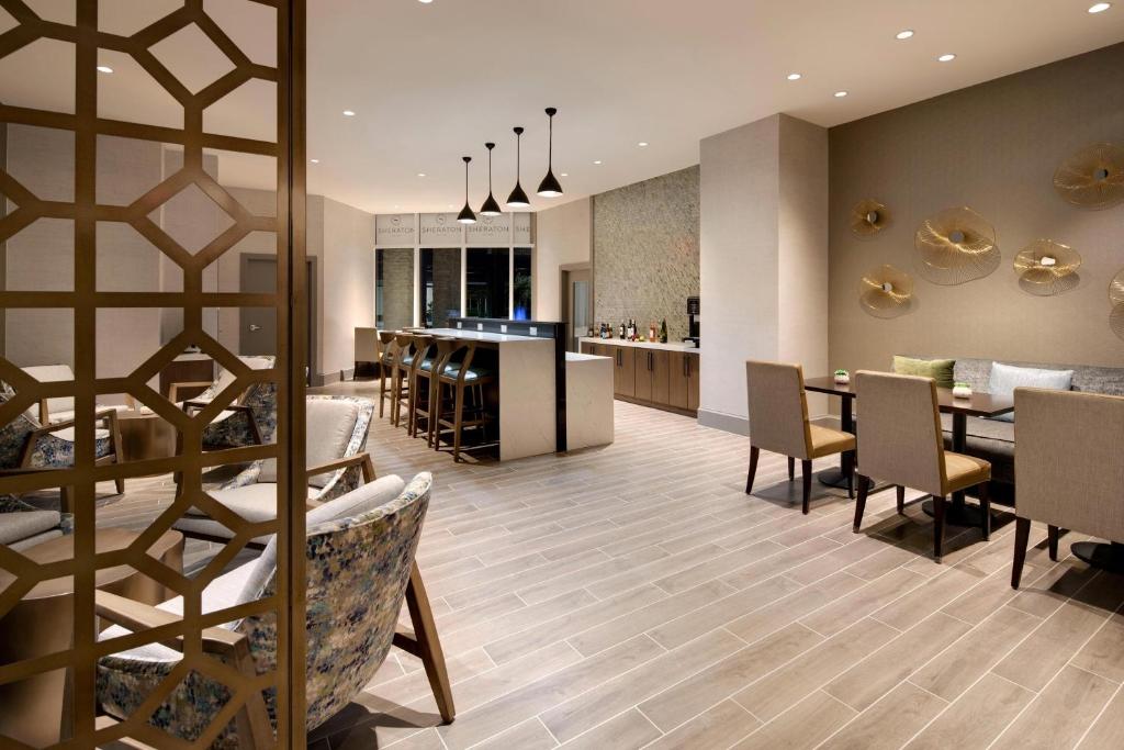 Posezení v ubytování Sheraton Suites Fort Lauderdale West