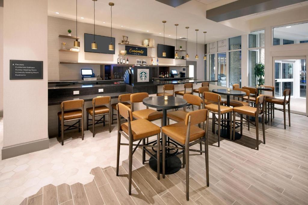 Kuchyň nebo kuchyňský kout v ubytování Sheraton Suites Fort Lauderdale West