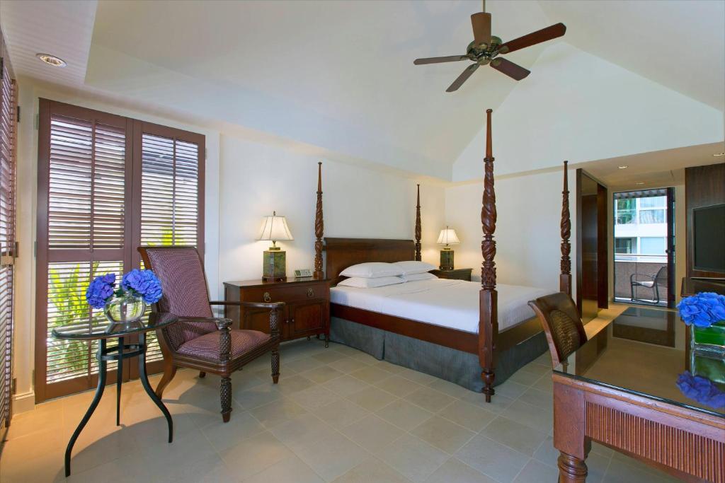 Giường trong phòng chung tại Sheraton Towers Singapore Hotel