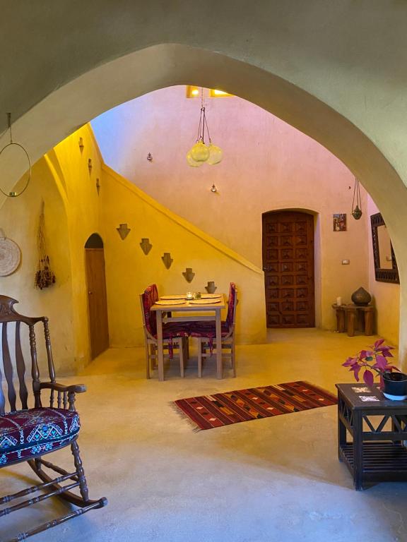 Posezení v ubytování Beit Ain al Haya
