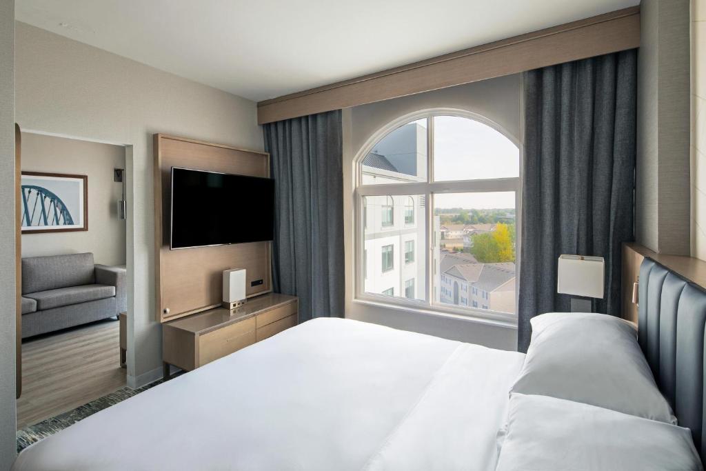 Sheraton Suites Columbus Worthington photo
