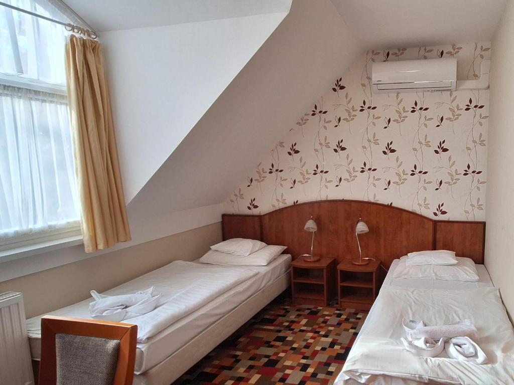 Postel nebo postele na pokoji v ubytování Atryum Hotel