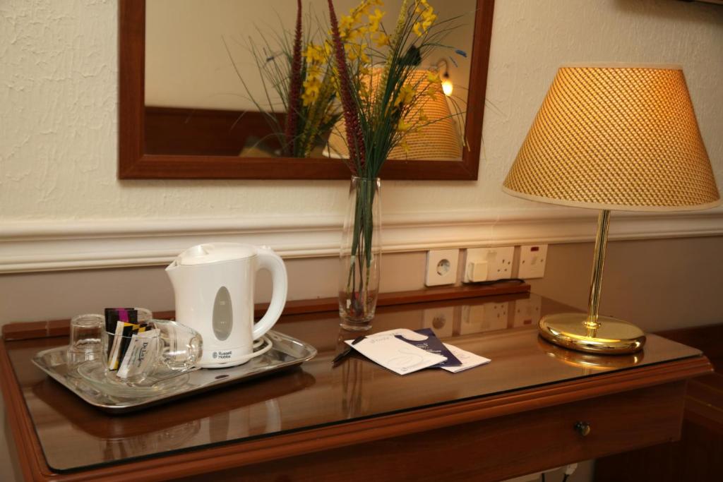 Příslušenství pro přípravu čaje a kávy v ubytování Soreda Hotel