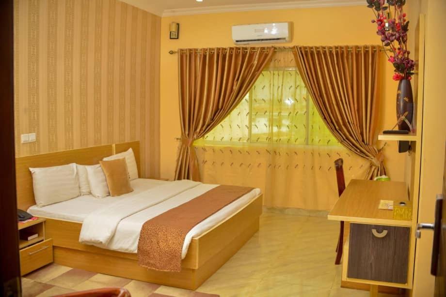 Postel nebo postele na pokoji v ubytování Fawzy Hotel