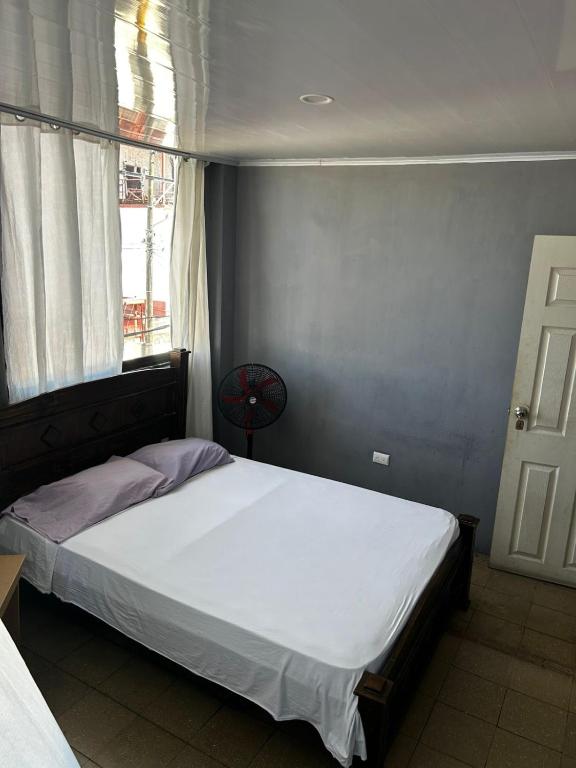 Postel nebo postele na pokoji v ubytování Hotel Rio Puntarenas