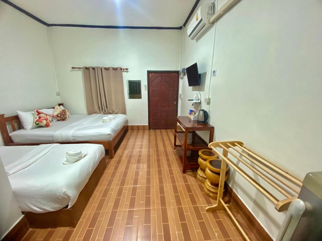 Postel nebo postele na pokoji v ubytování บ้านคุณโต้ง เชียงคาน BaanKhunTong ChiangKhan
