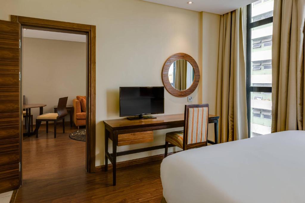 TV a/nebo společenská místnost v ubytování Protea Hotel by Marriott Ikeja Select