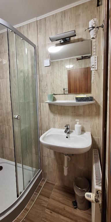 Koupelna v ubytování Atryum Hotel