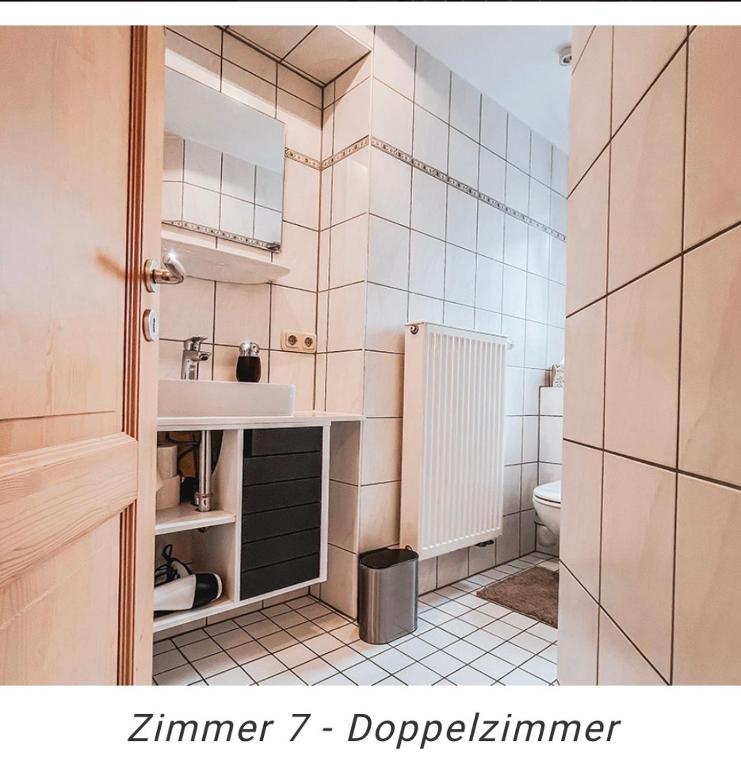 Kuchyň nebo kuchyňský kout v ubytování Hotel Weinstube am Markt
