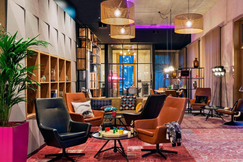 Posezení v ubytování Moxy Darmstadt