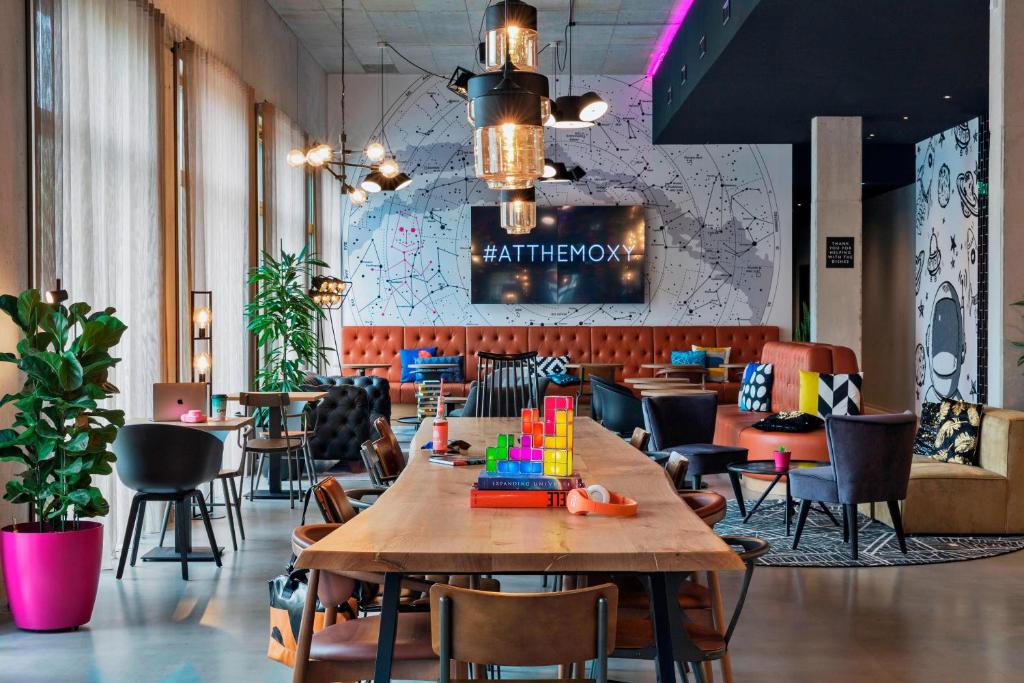 Posezení v ubytování Moxy Darmstadt