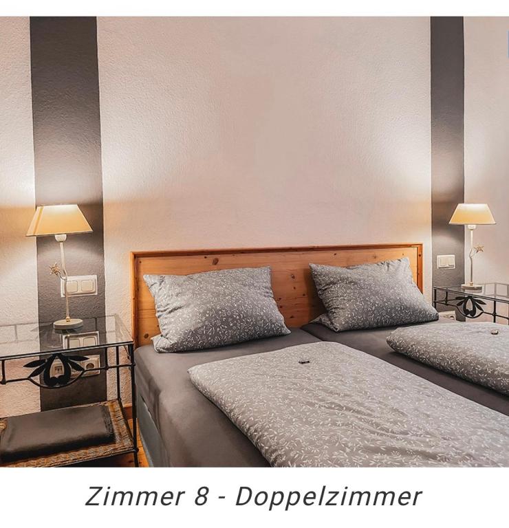 Postel nebo postele na pokoji v ubytování Hotel Weinstube am Markt