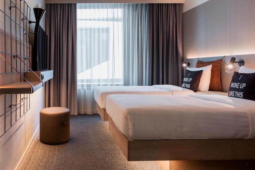 Cama ou camas em um quarto em Moxy Frankfurt City Center