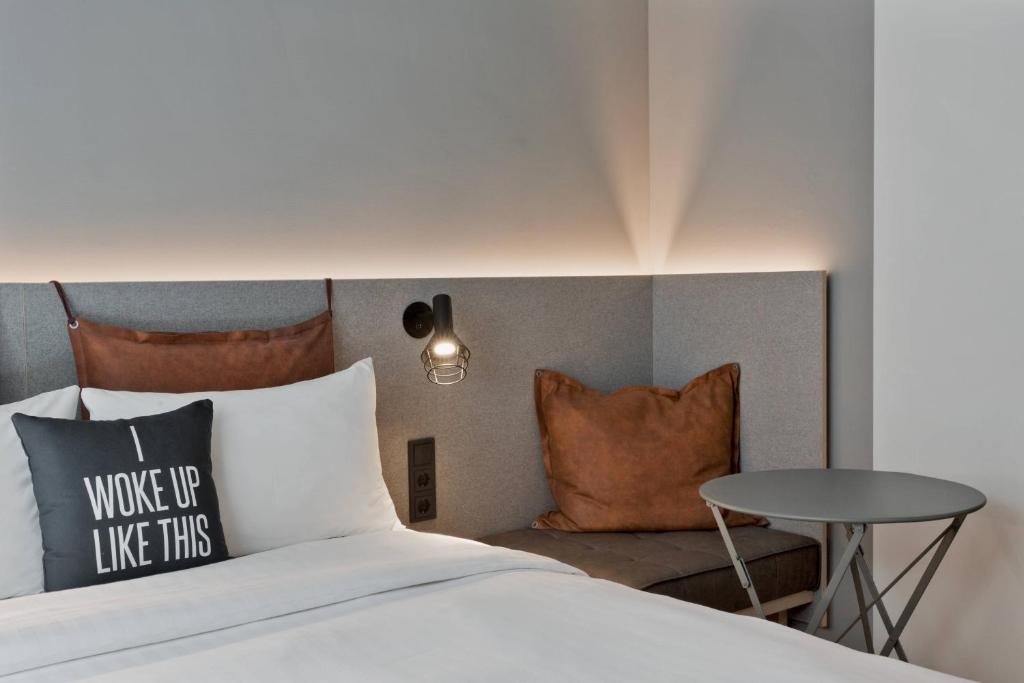 Cama ou camas em um quarto em Moxy Frankfurt City Center