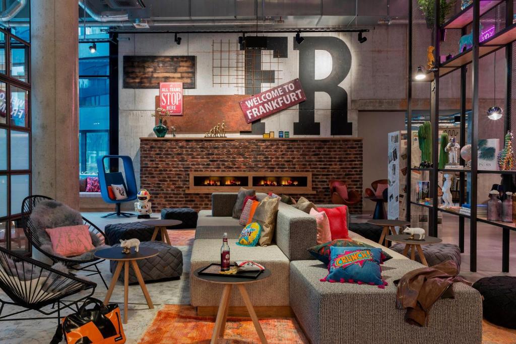 Uma área de estar em Moxy Frankfurt City Center