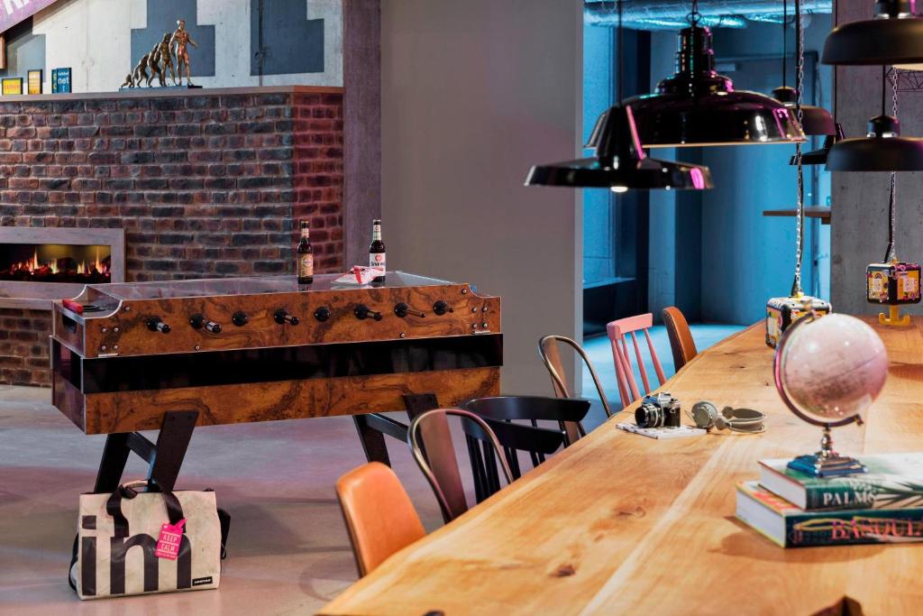 Uma área de estar em Moxy Frankfurt City Center