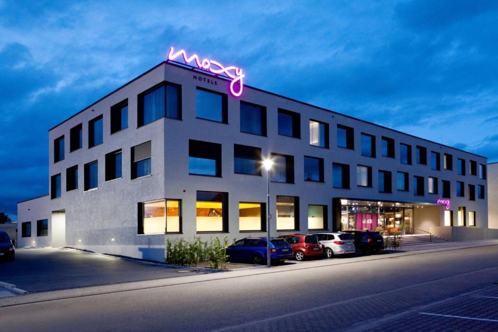 ルストにあるMoxy Rustのネオンの看板が立つ建物
