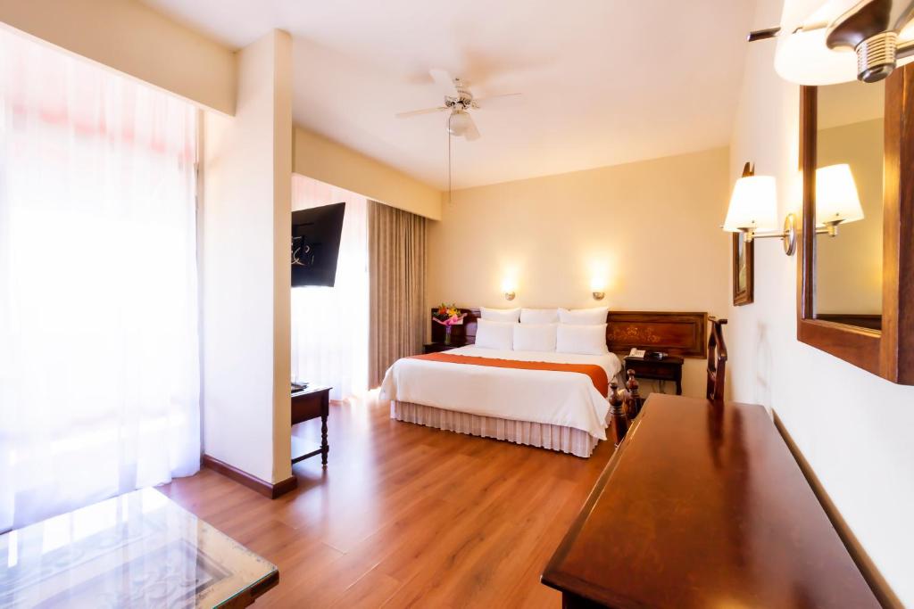 Postel nebo postele na pokoji v ubytování Plaza Uruapan Hotel 