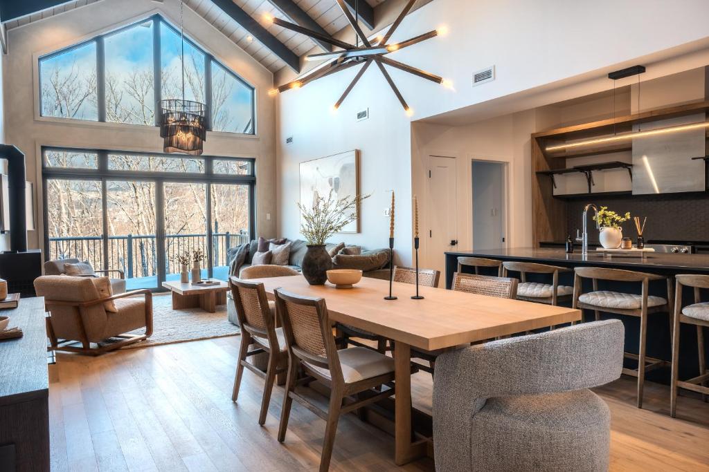 Tremblant Prestige - Verbier 4-202 في مونت تريمبلانت: مطبخ وغرفة طعام مع طاولة وكراسي