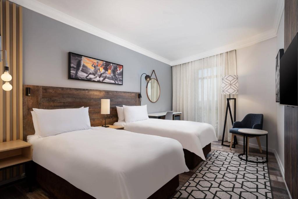 Postel nebo postele na pokoji v ubytování Protea Hotel by Marriott Johannesburg Wanderers