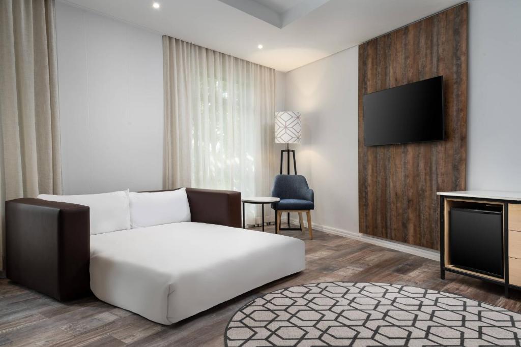TV a/nebo společenská místnost v ubytování Protea Hotel by Marriott Johannesburg Wanderers