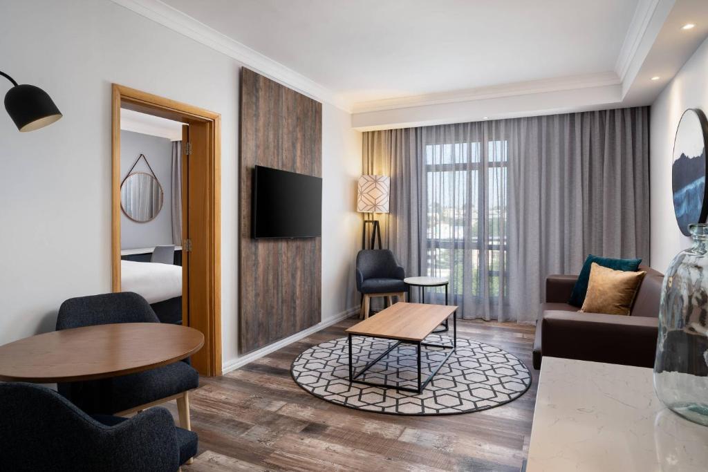 TV a/nebo společenská místnost v ubytování Protea Hotel by Marriott Johannesburg Wanderers