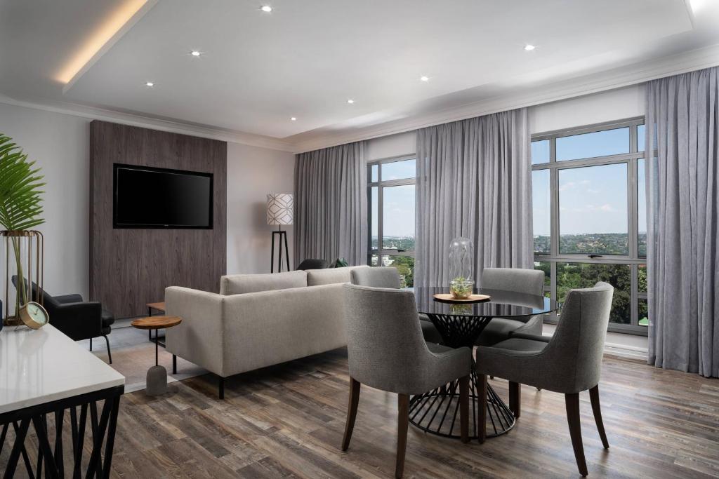 TV a/nebo společenská místnost v ubytování Protea Hotel by Marriott Johannesburg Wanderers