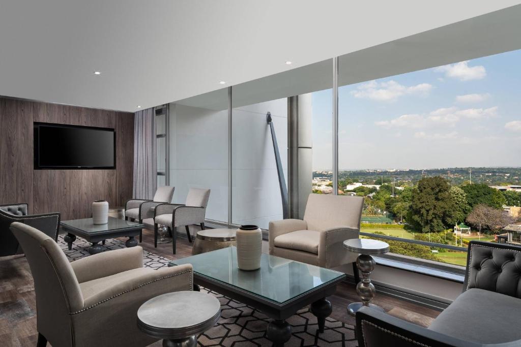 TV a/nebo společenská místnost v ubytování Protea Hotel by Marriott Johannesburg Wanderers