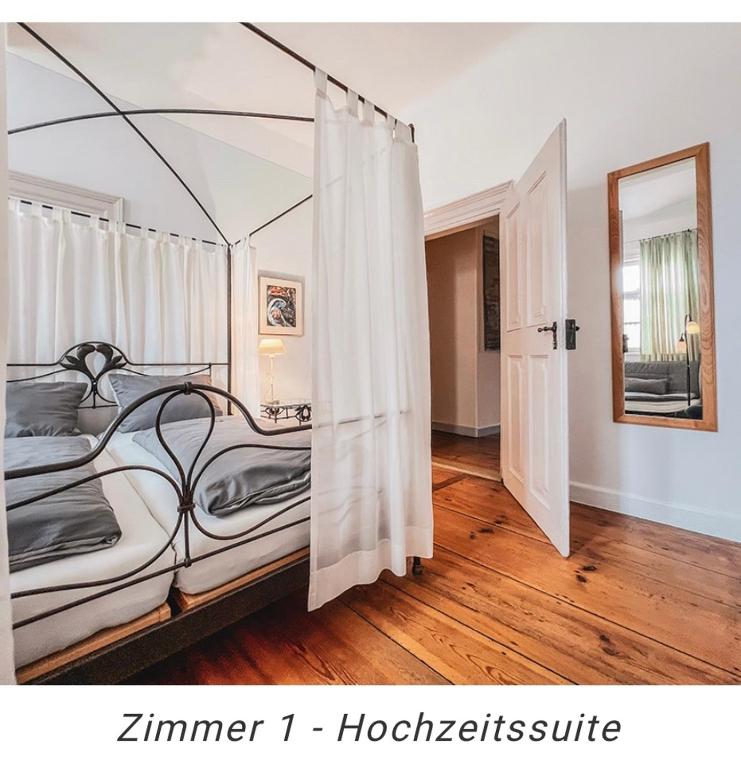 Postel nebo postele na pokoji v ubytování Hotel Weinstube am Markt