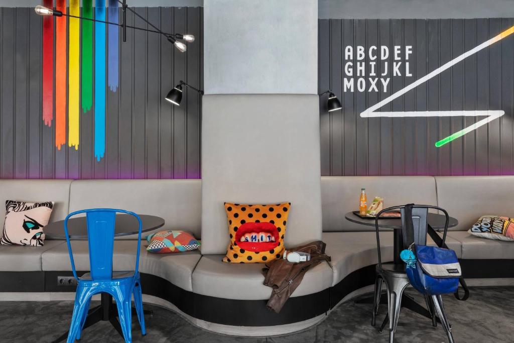 Moxy Bucharest Old Town - Resim 9