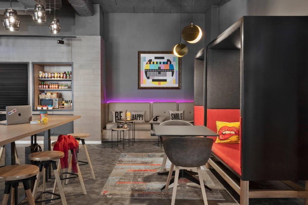 Moxy Bucharest Old Town - Resim 11