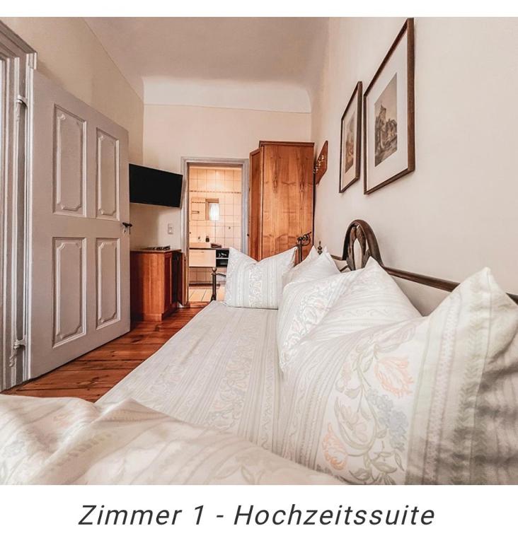 Postel nebo postele na pokoji v ubytování Hotel Weinstube am Markt