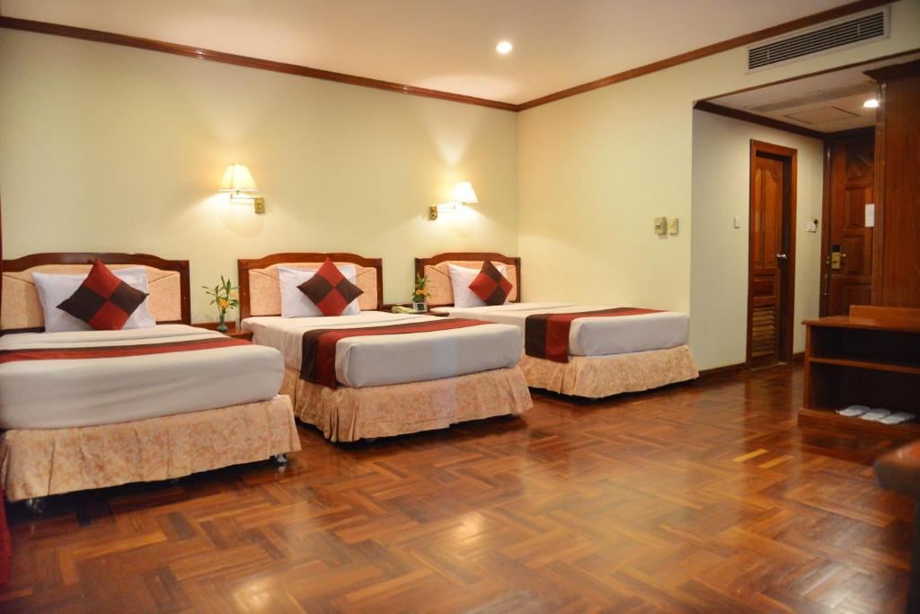Postel nebo postele na pokoji v ubytování Angkor Hotel