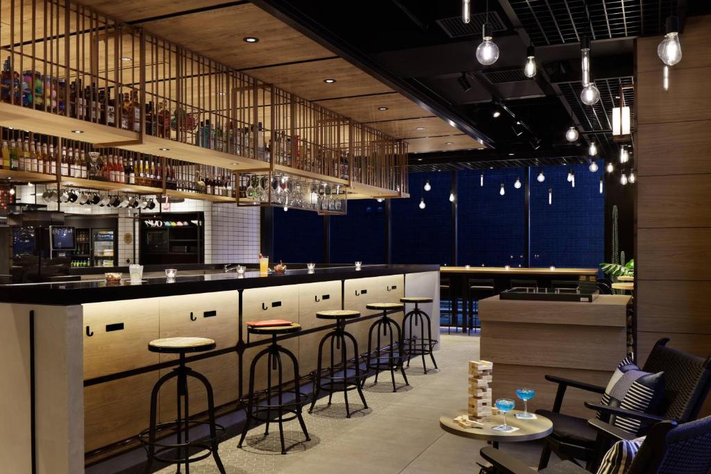 Lounge nebo bar v ubytování Moxy Kyoto
