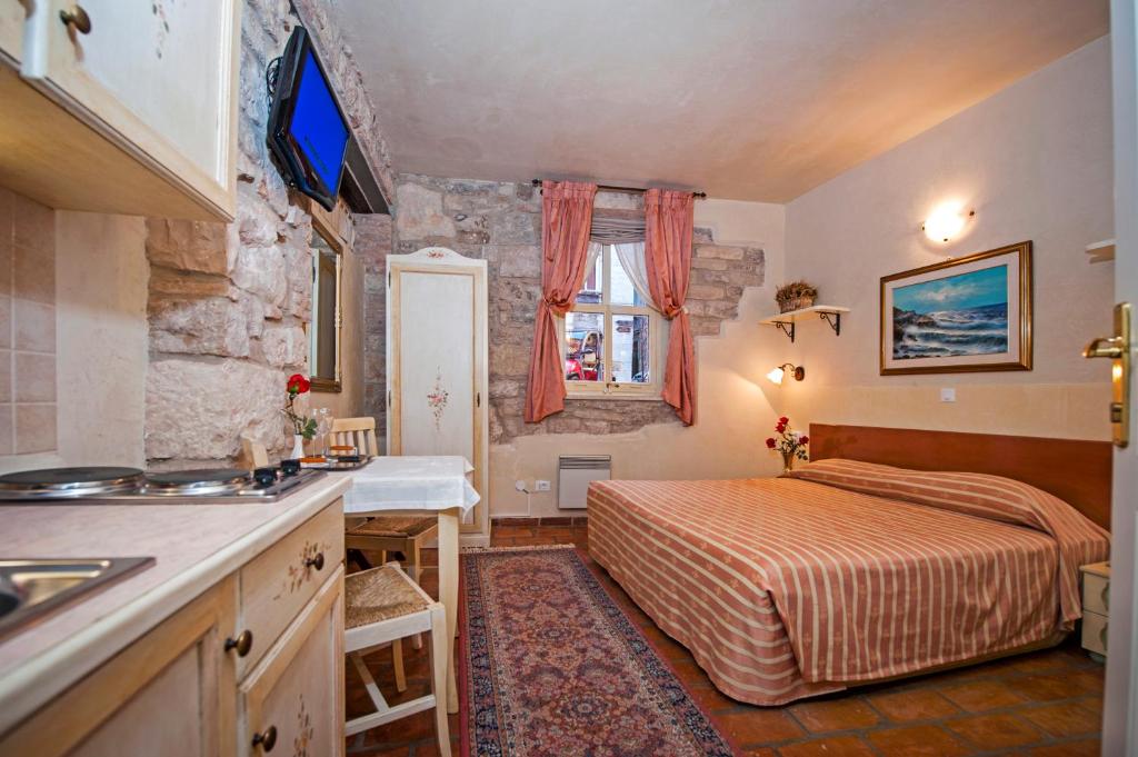 Posteľ alebo postele v izbe v ubytovaní Residence MARCO POLO Centro Storico