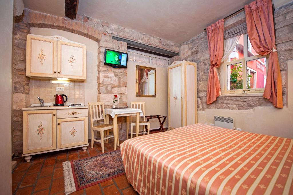 Kuchyňa alebo kuchynka v ubytovaní Residence MARCO POLO Centro Storico