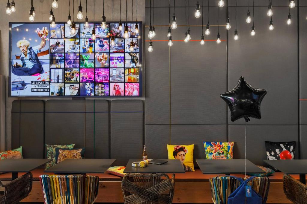 TV a/nebo společenská místnost v ubytování Moxy Bern Expo