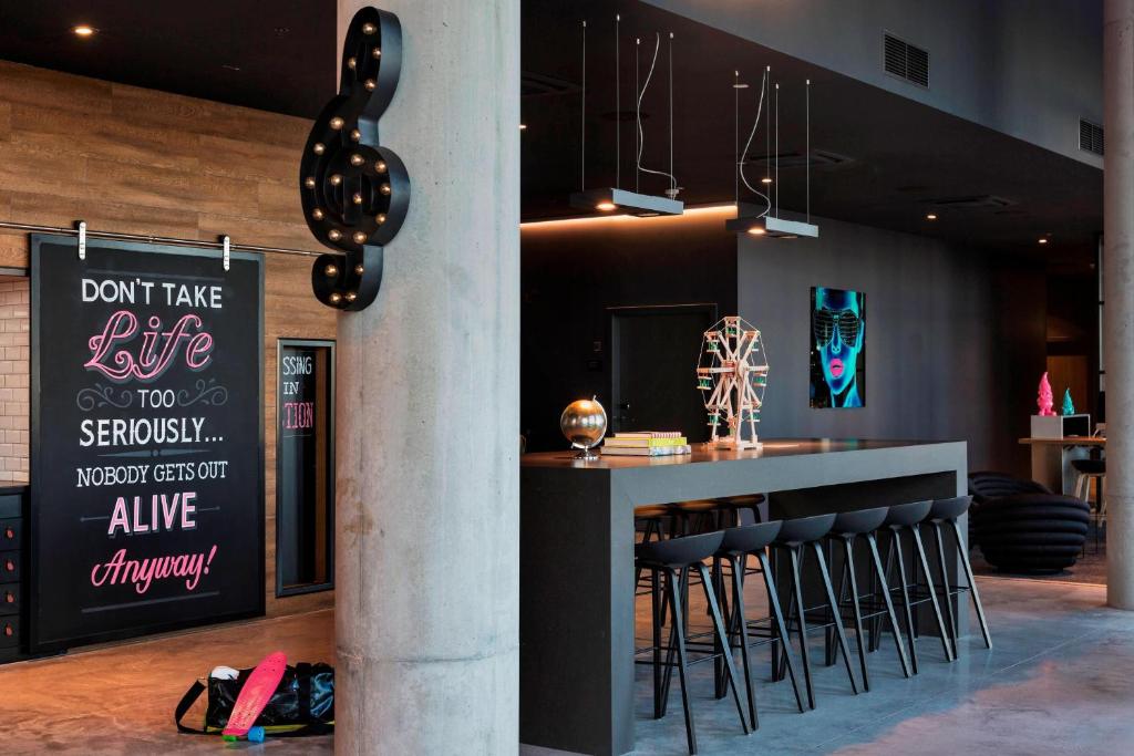 Nápoje v ubytování MOXY Vienna Airport