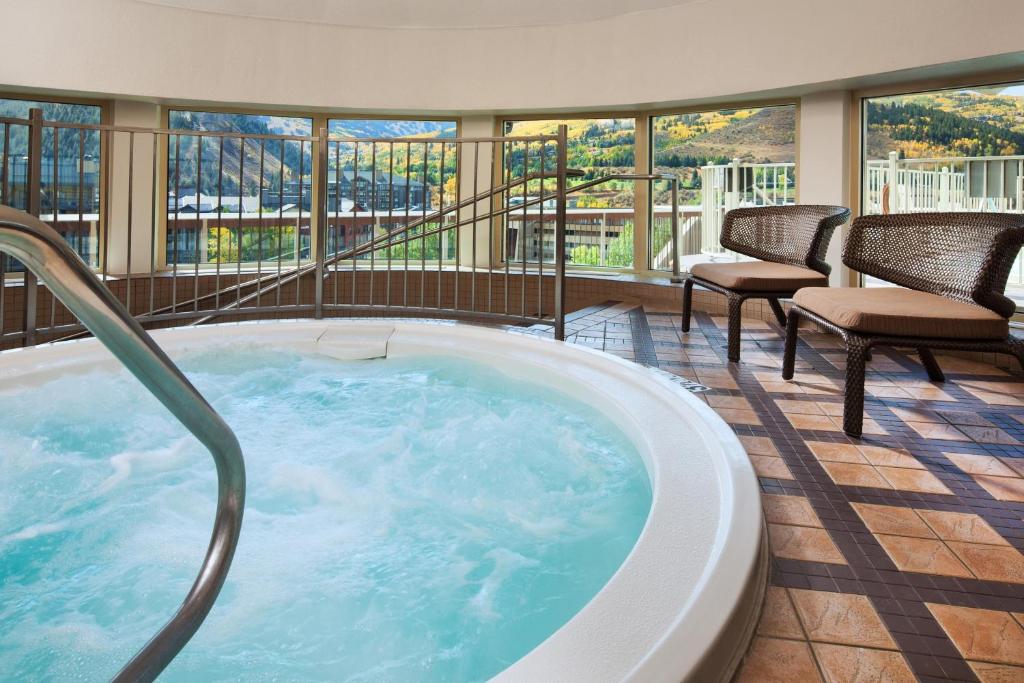 Bazén v ubytování Sheraton Mountain Vista Villas, Avon / Vail Valley nebo v jeho okolí