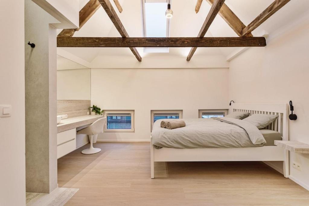 Letto o letti in una camera di Luxe Stay in Heart of Mechelen