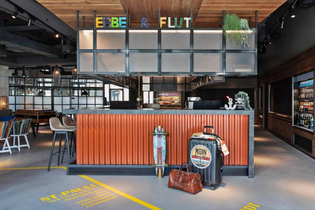 Moxy Hamburg City - Resim 14